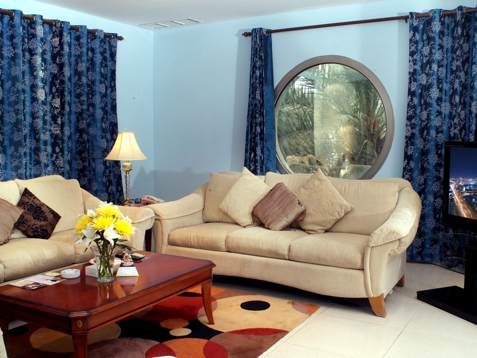 Синие шторы в гостиной с двумя диванами