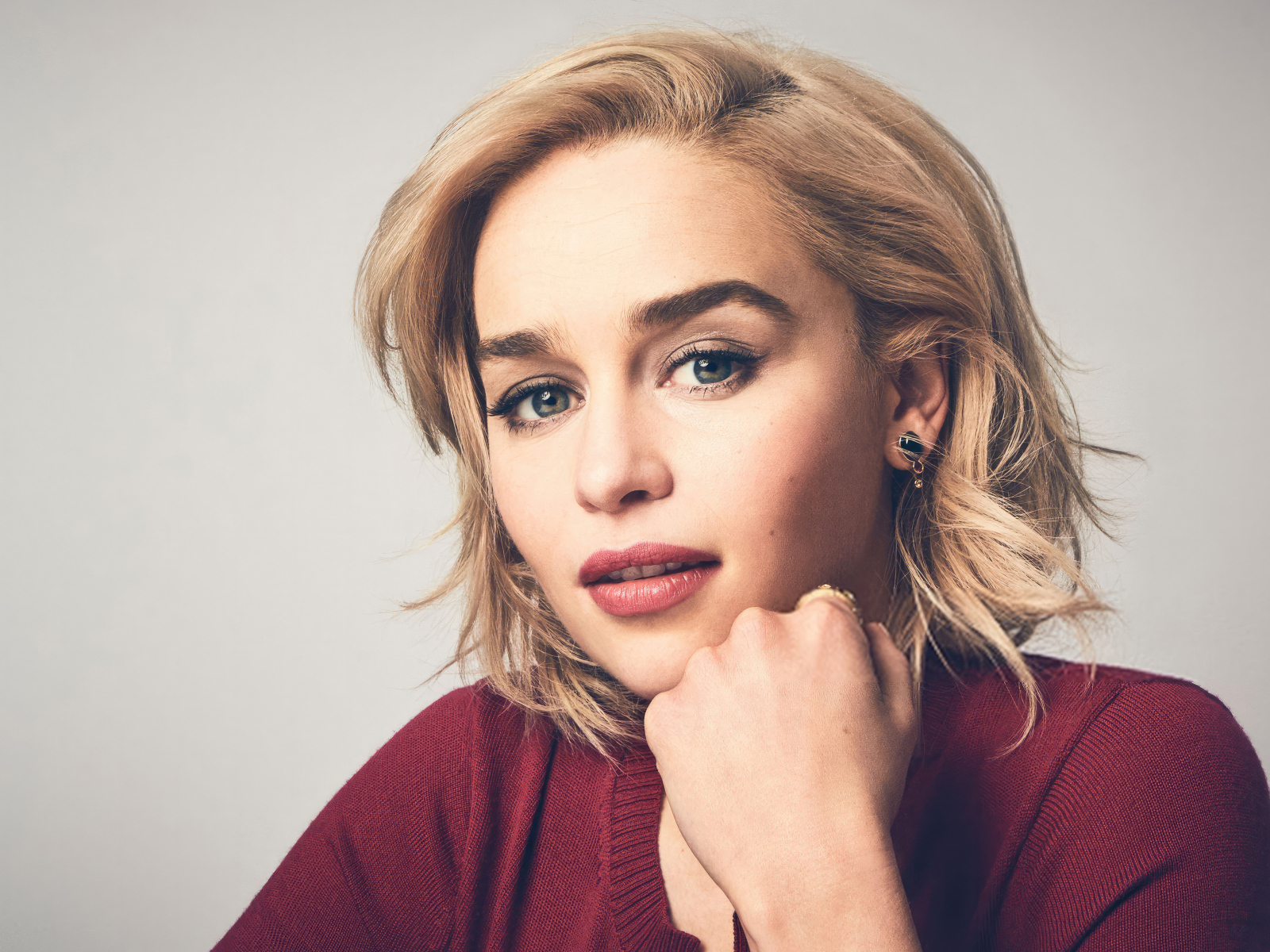 Британская актриса Эмилия Кларк в красном свитере