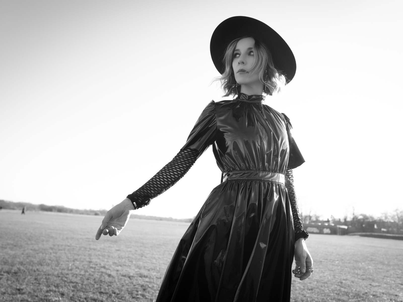 Британская актриса София ди Мартино в черном платье