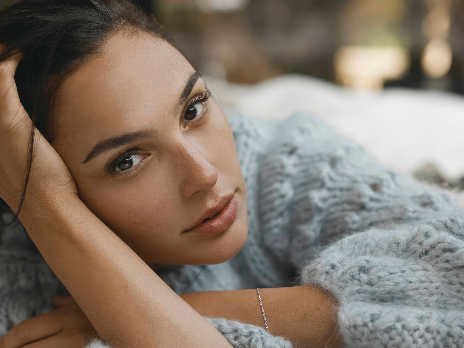 Кареглазая актриса Галь Гадот в теплом свитере