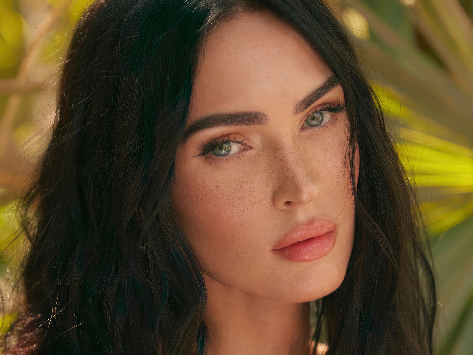 Взгляд актрисы Меган Фокс крупным планом