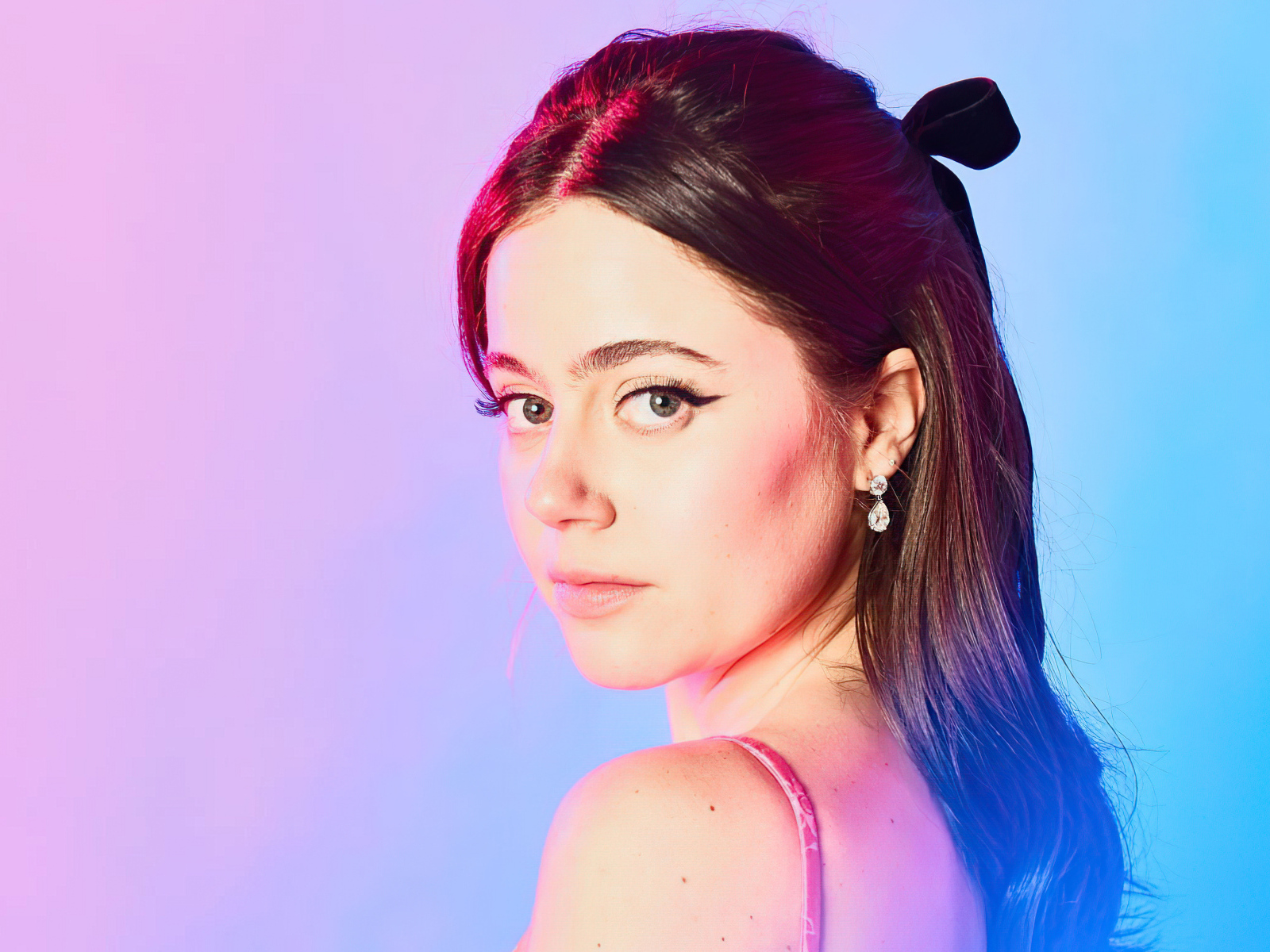 Милая девушка Молли Гордон на разноцветном фоне