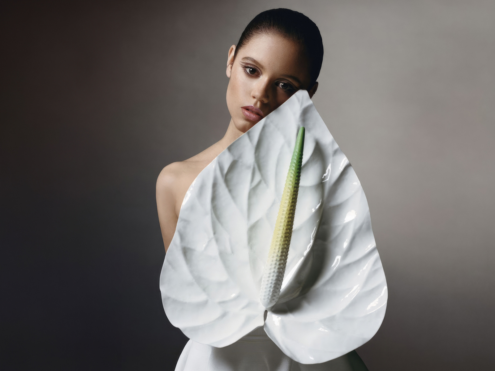 Милая девушка актриса Дженна Ортега с белым цветком