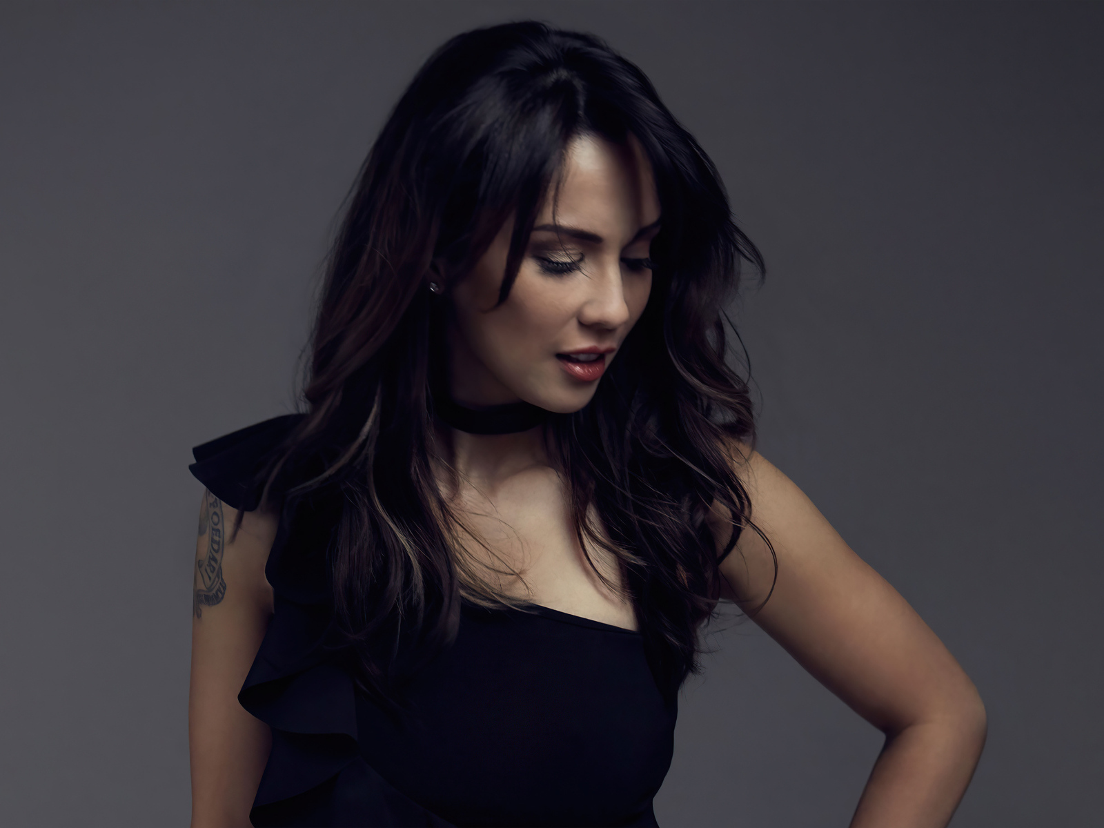 Милая девушка актриса Лекса Дойг  в черном платье