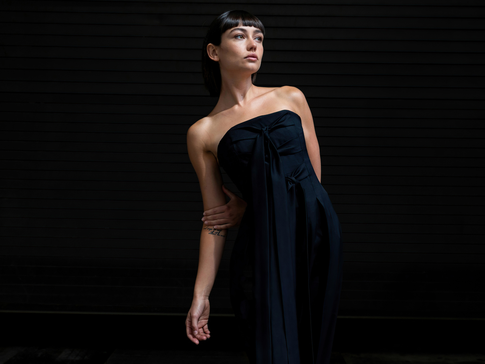 Киноактриса Сидни Чэндлер в черном платье