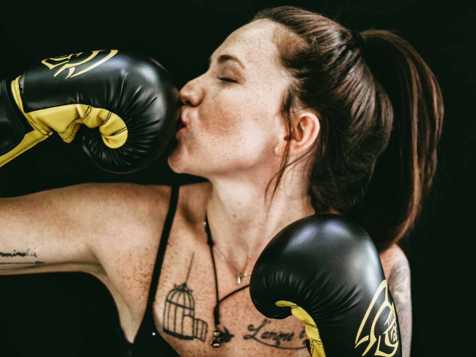 Девушка боксер целует перчатку