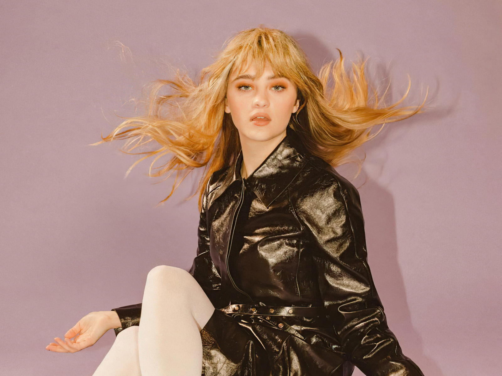 Девушка в черной куртке актриса Лиззи Грин