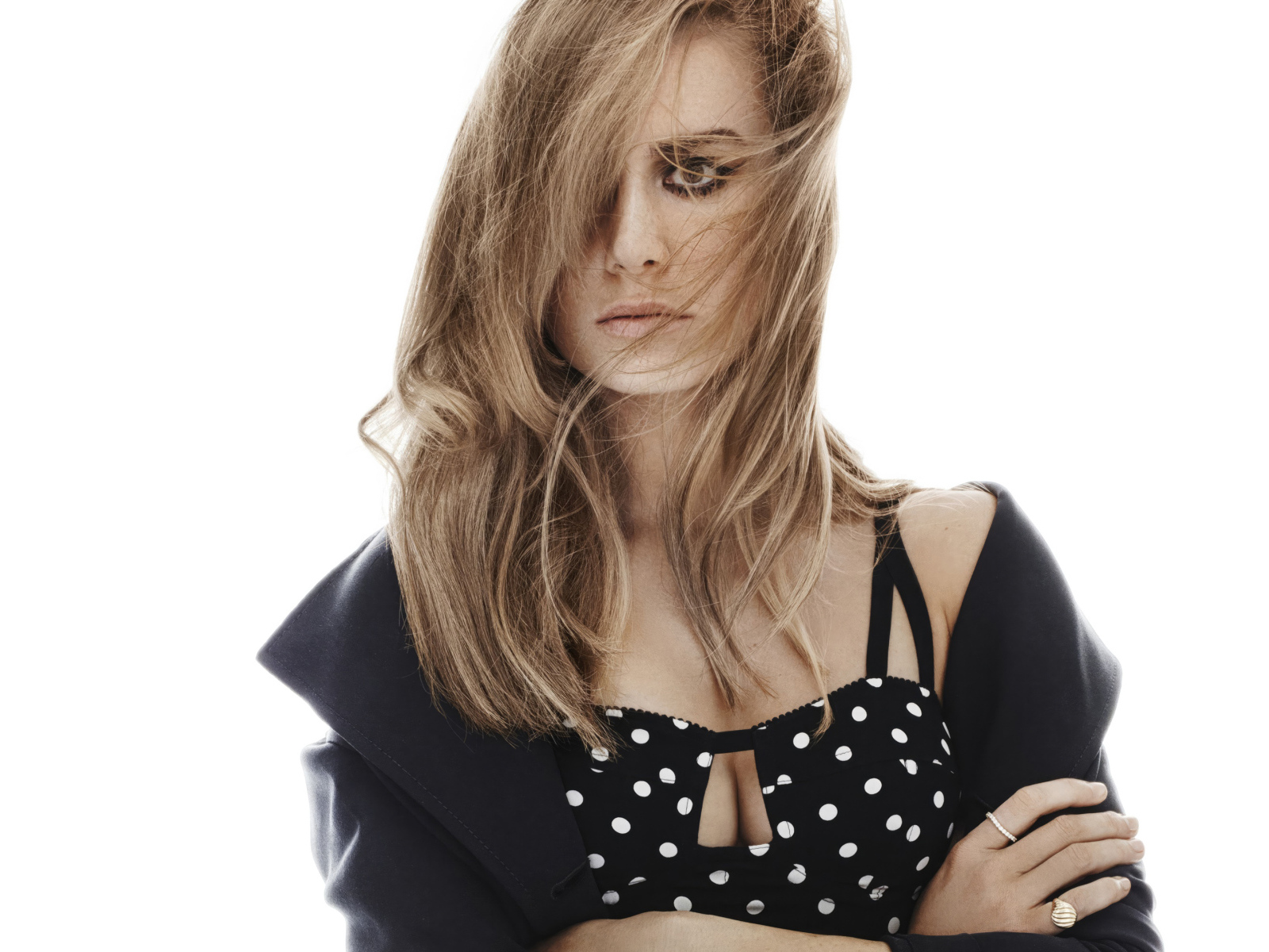 Волосы закрывают лицо актрисы Бри Ларсон