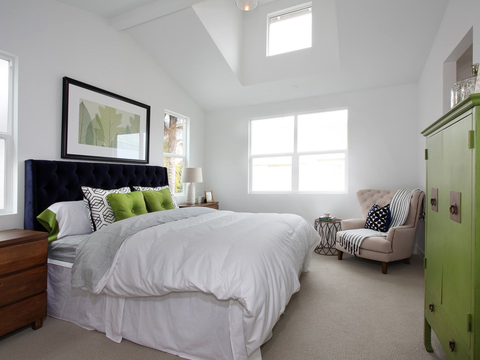 Высокая мягкая кровать в спальной комнате