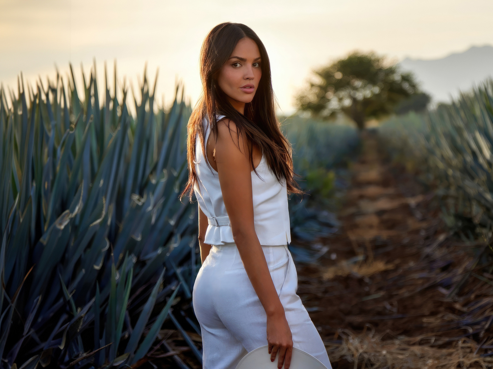 Мексиканская актриса Эйса Гонсалес в белом наряде