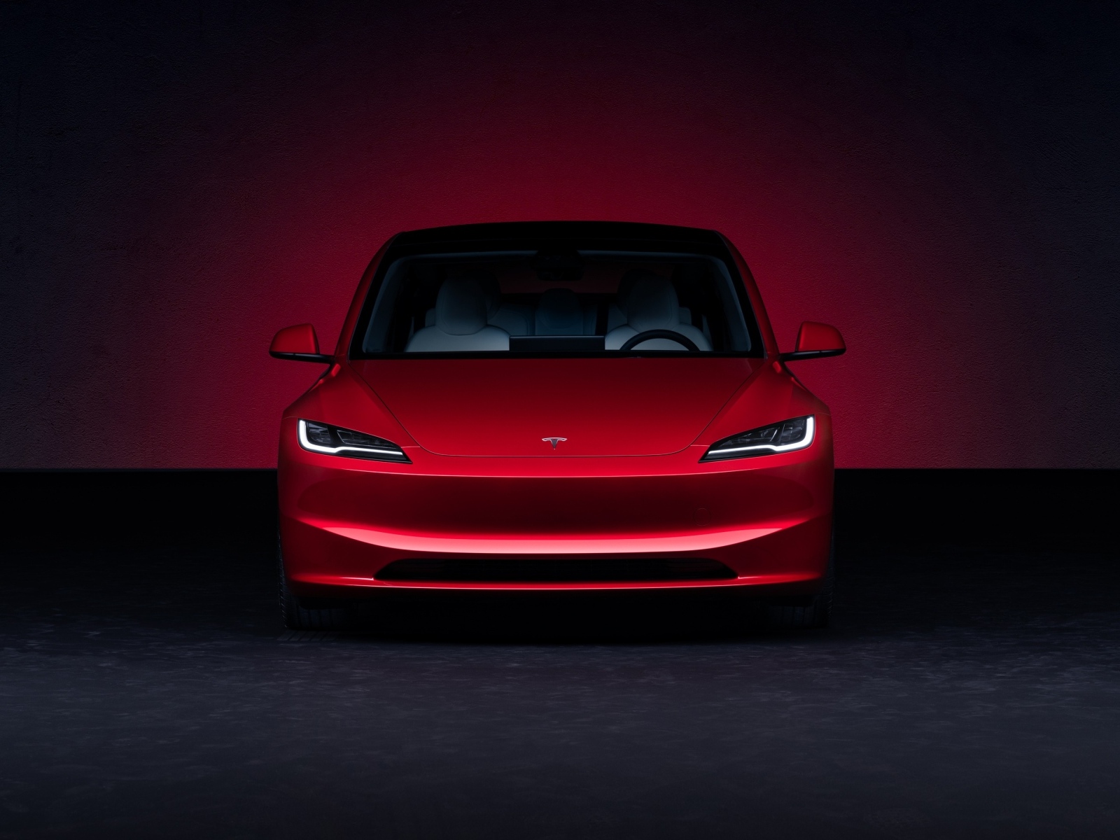 Красная Tesla Model 3 2023 года вид спереди