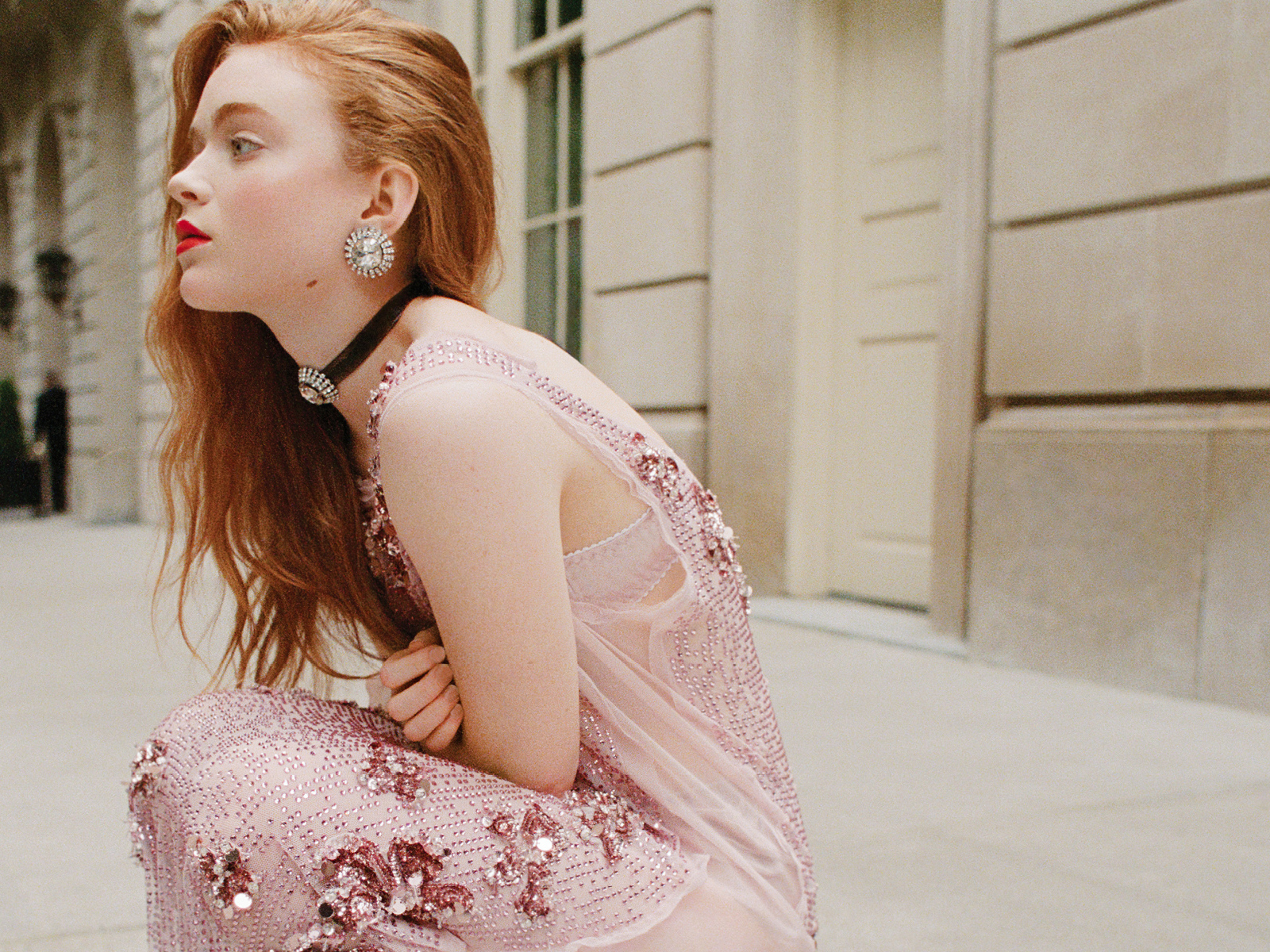 Рыжеволосая Сэди Синк в розовом платье