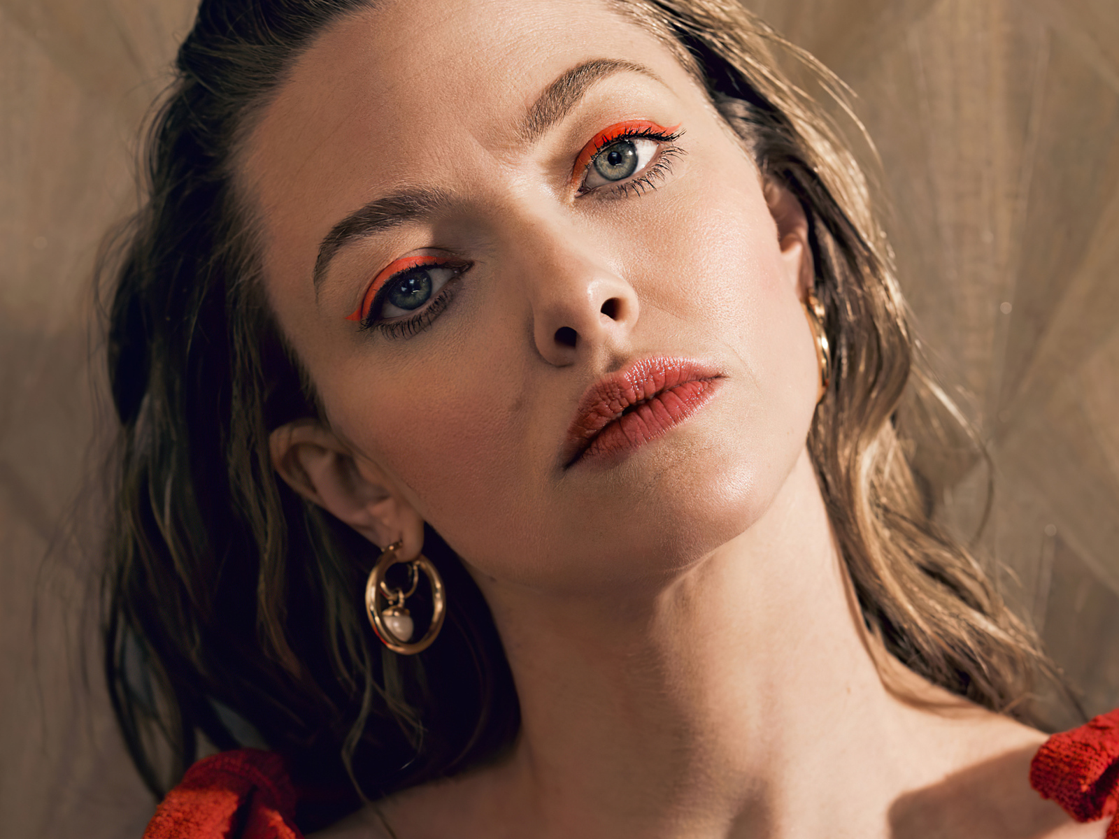 Грустная актриса Аманда Сайфред стоит у стены