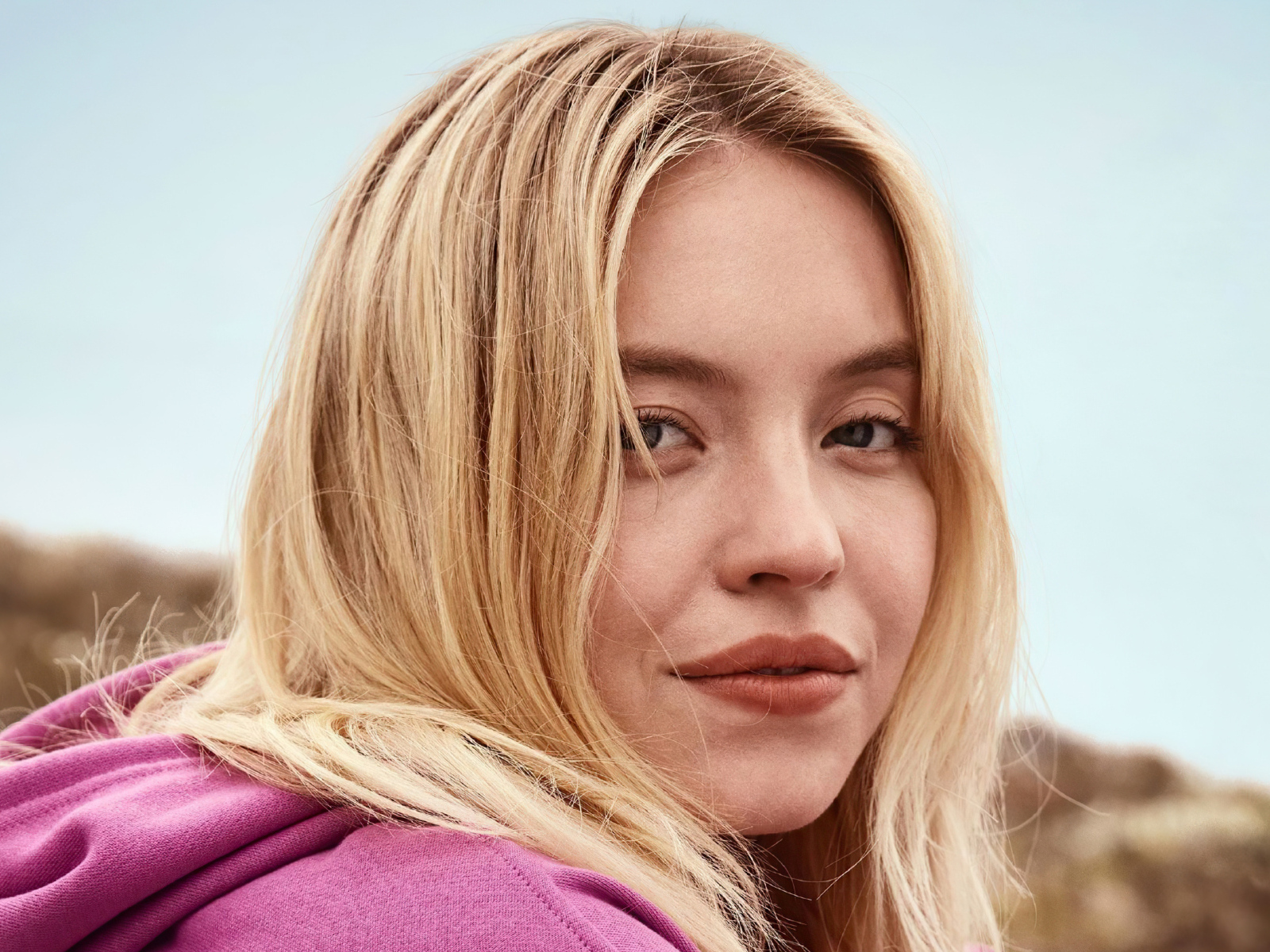 Лицо молодой блондинки, актрисы Сидни Суини