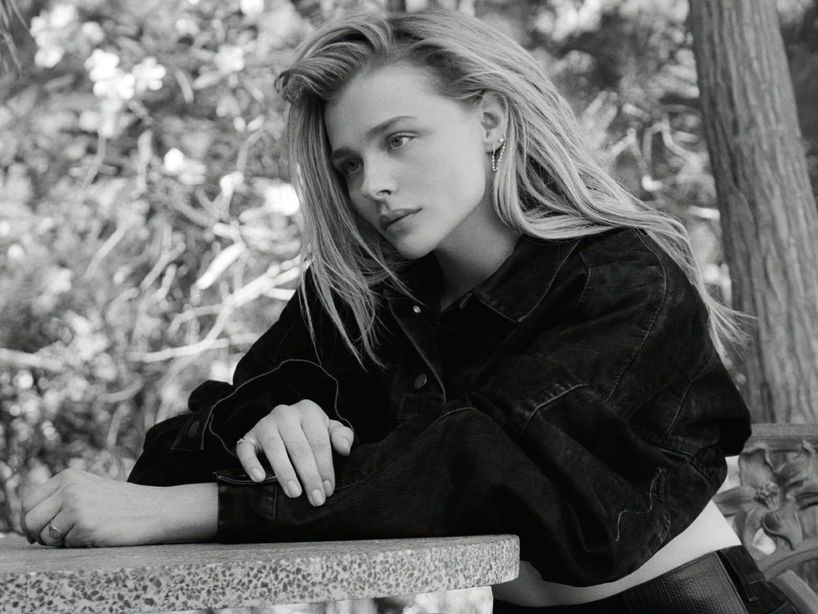 Молодая актриса Хлоя Грейс Морец черно-белое фото