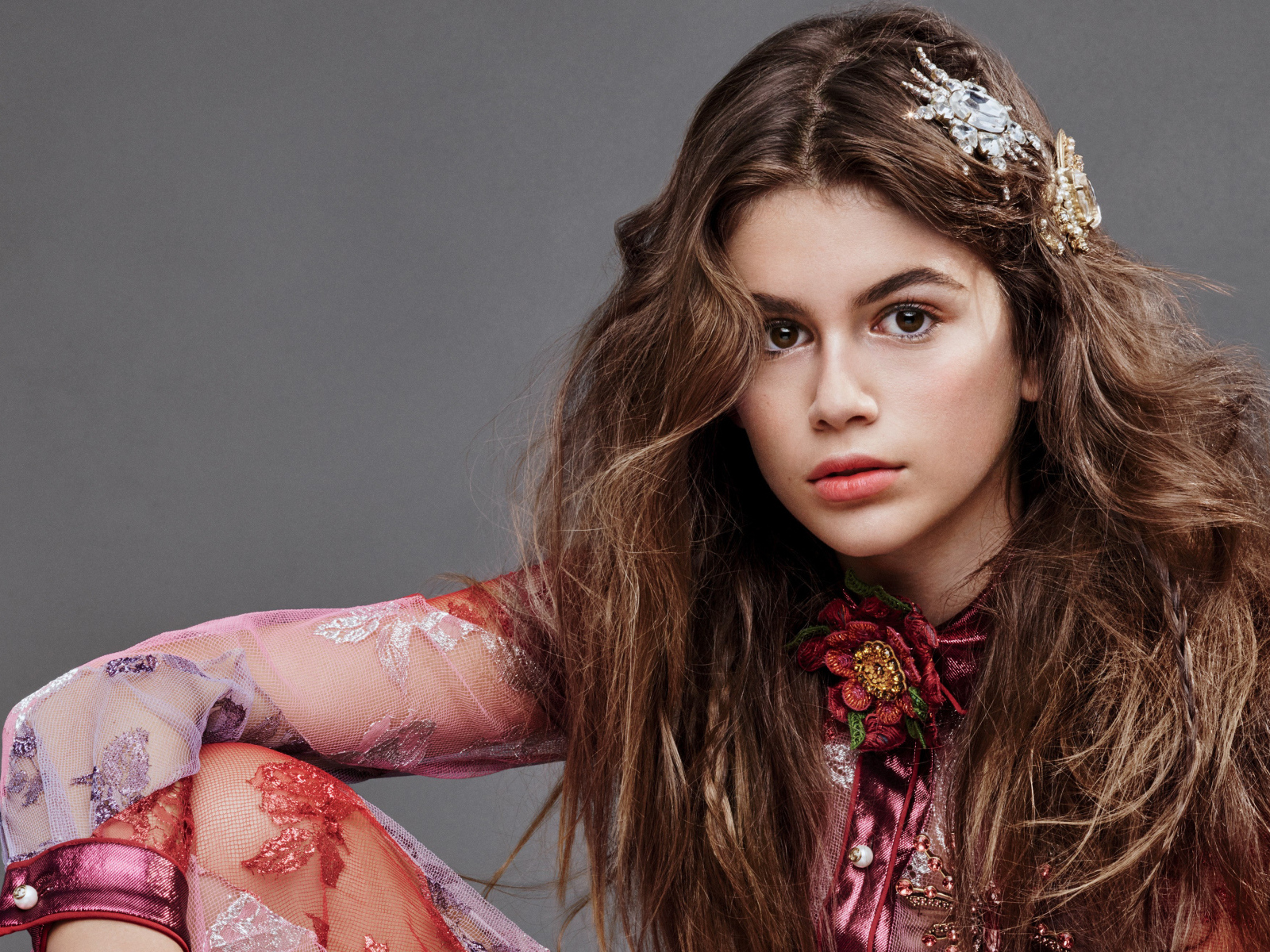 Молодая актриса Кайя Гербер на сером фоне