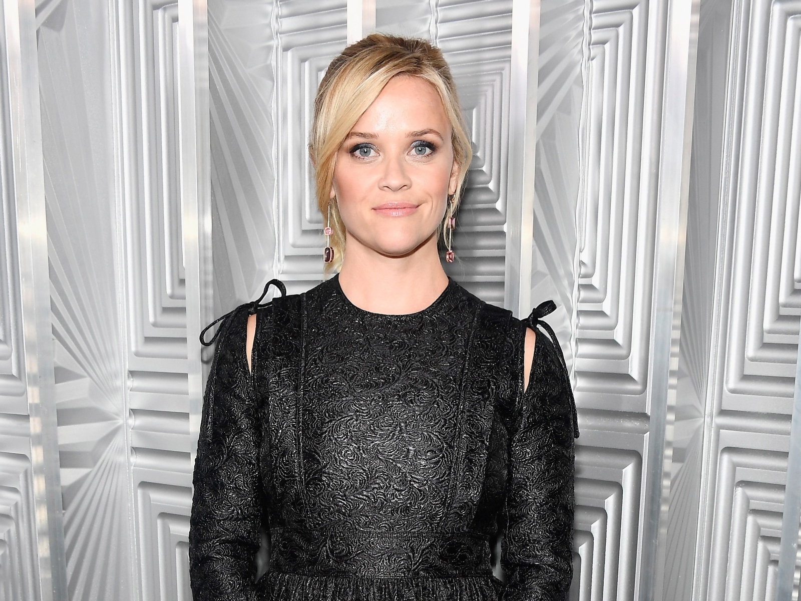 Молодая актриса Риз Уизерспун в черном платье