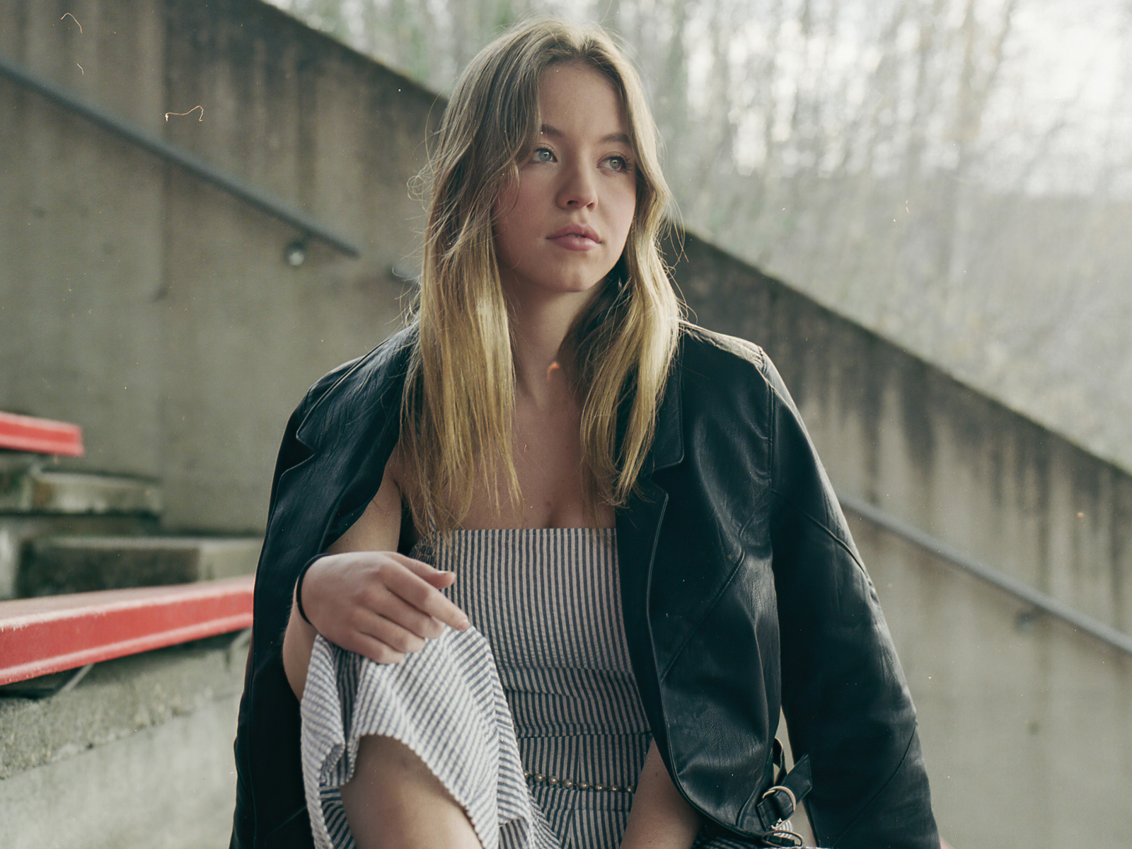 Молодая актриса Сидни Суини в черной куртке