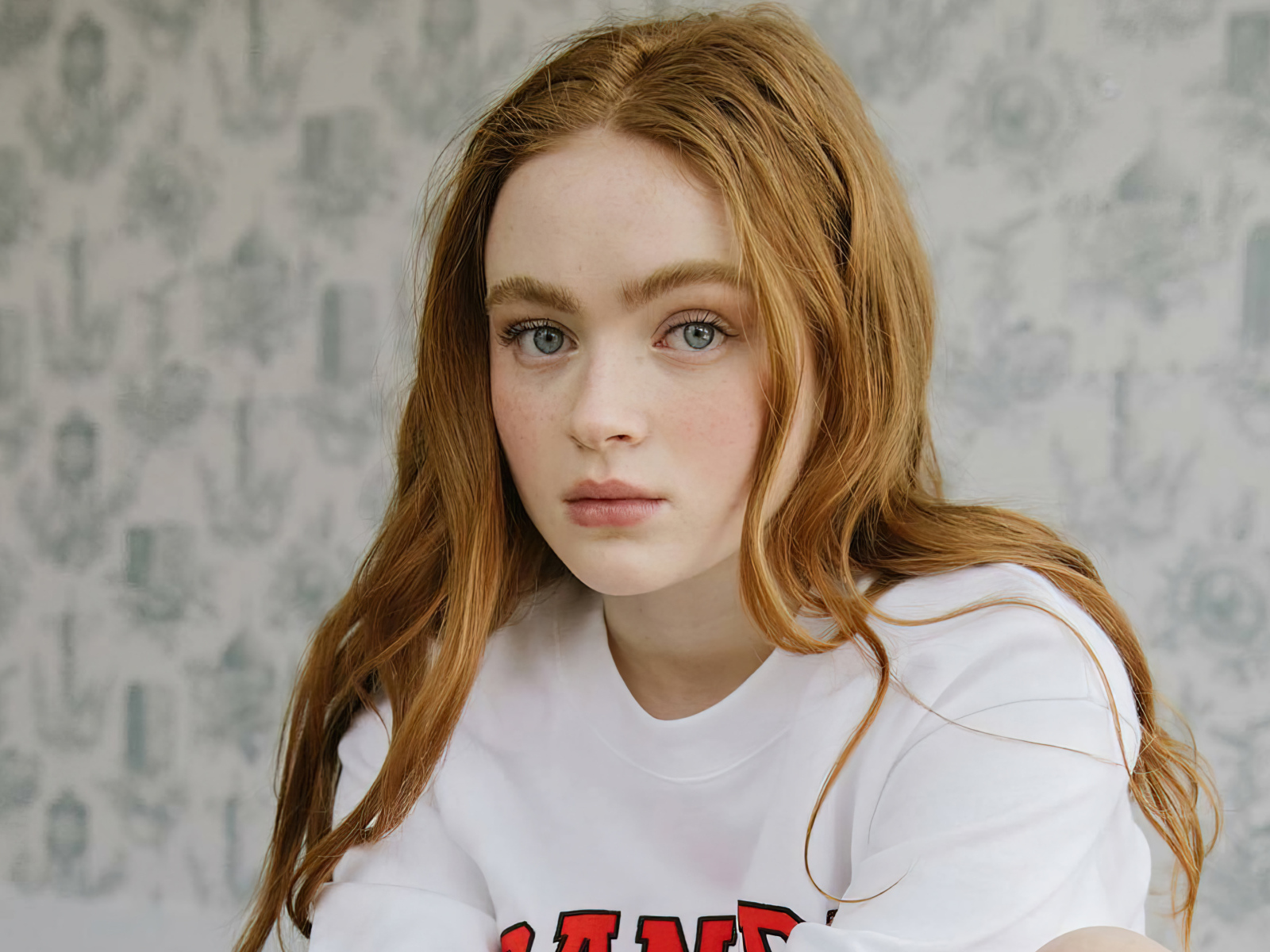 Молодая рыжеволосая американская актриса Сэди Синк