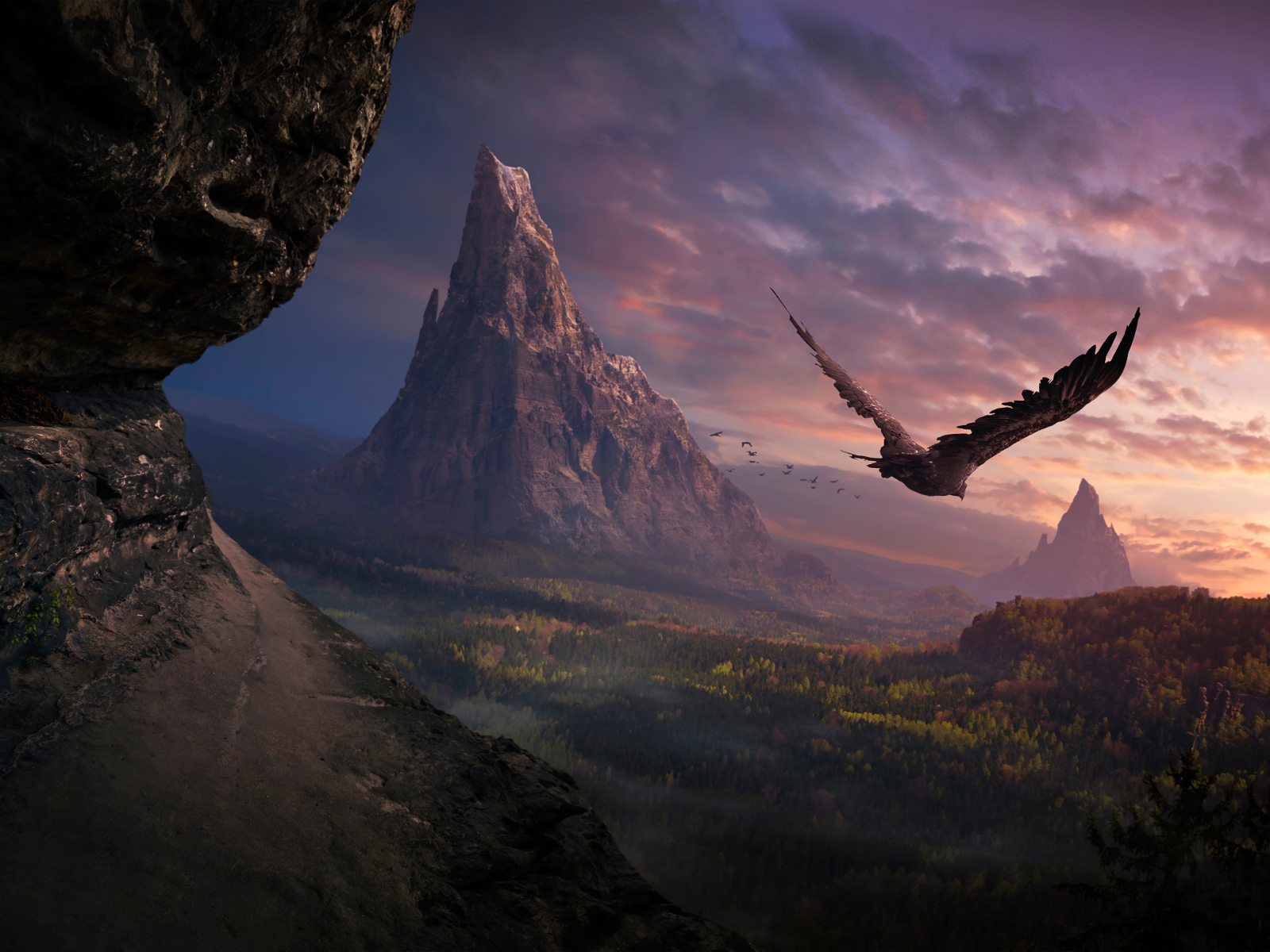 Большой орел летит над горами на закате