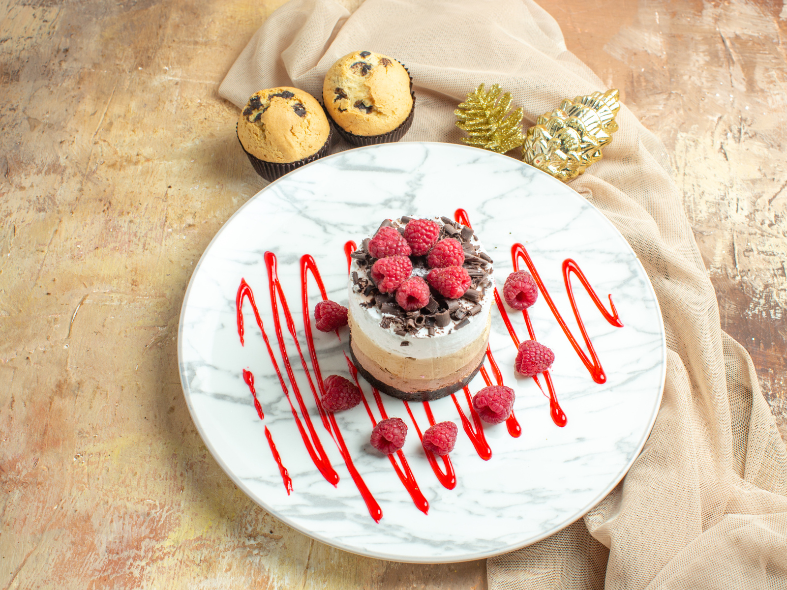 Пирожное три шоколада с ягодами малины