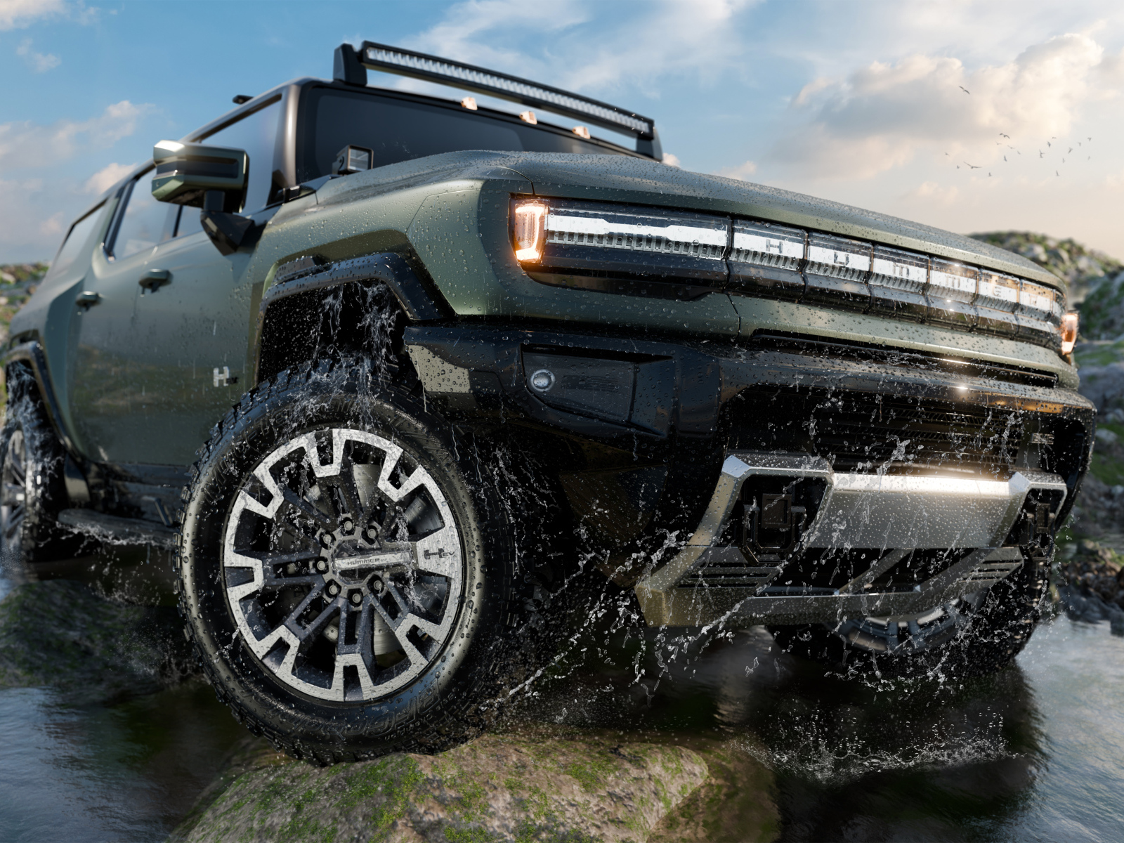 Внедорожник GMC Hummer EV Pickup 2024 года в воде
