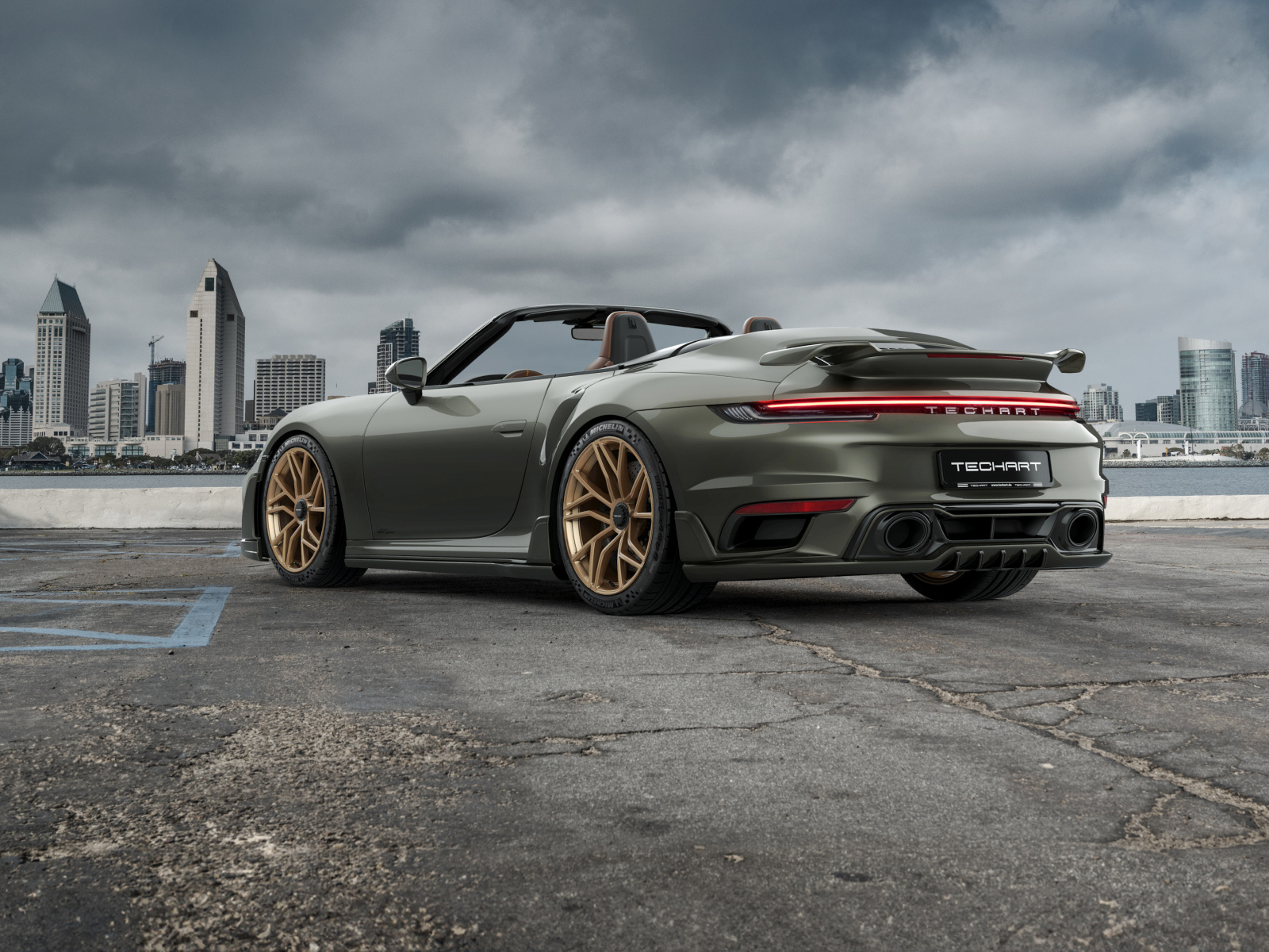 Автомобиль TechArt GTsport Cabrio 2024 года на фоне города