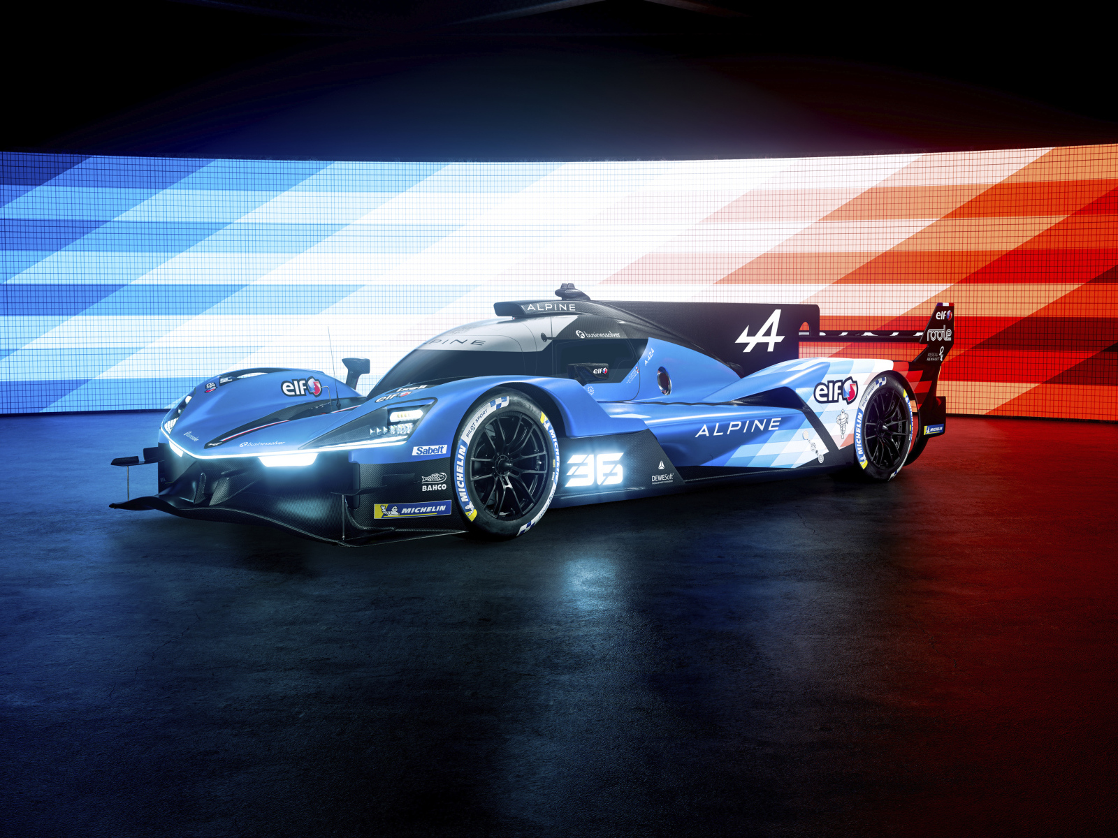 Синий гоночный автомобиль Alpine A424 2024 года