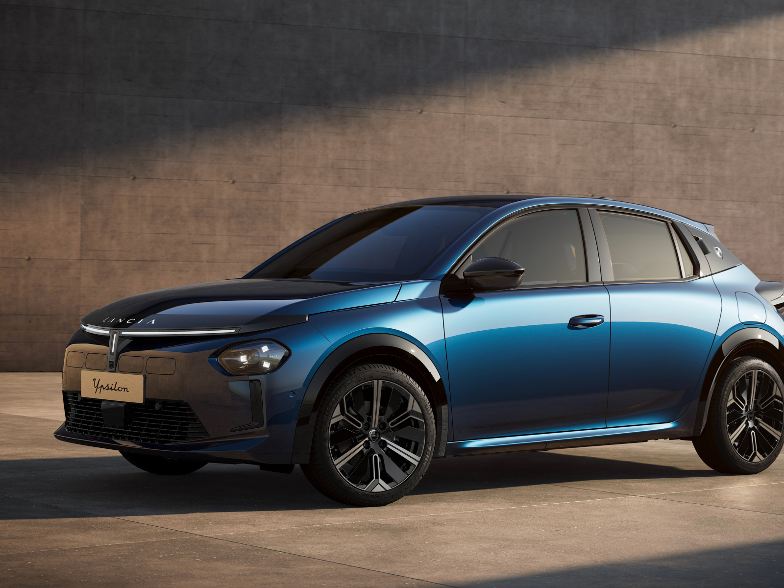 Синий автомобиль Lancia Ypsilon Edizione Limitata Cassina 2024 года