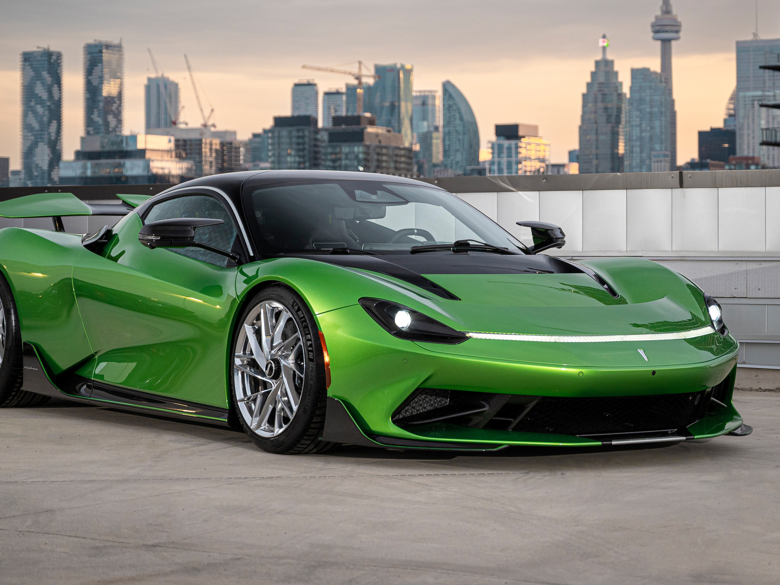 Зеленый быстрый автомобиль Pininfarina Battista Furiosa Package