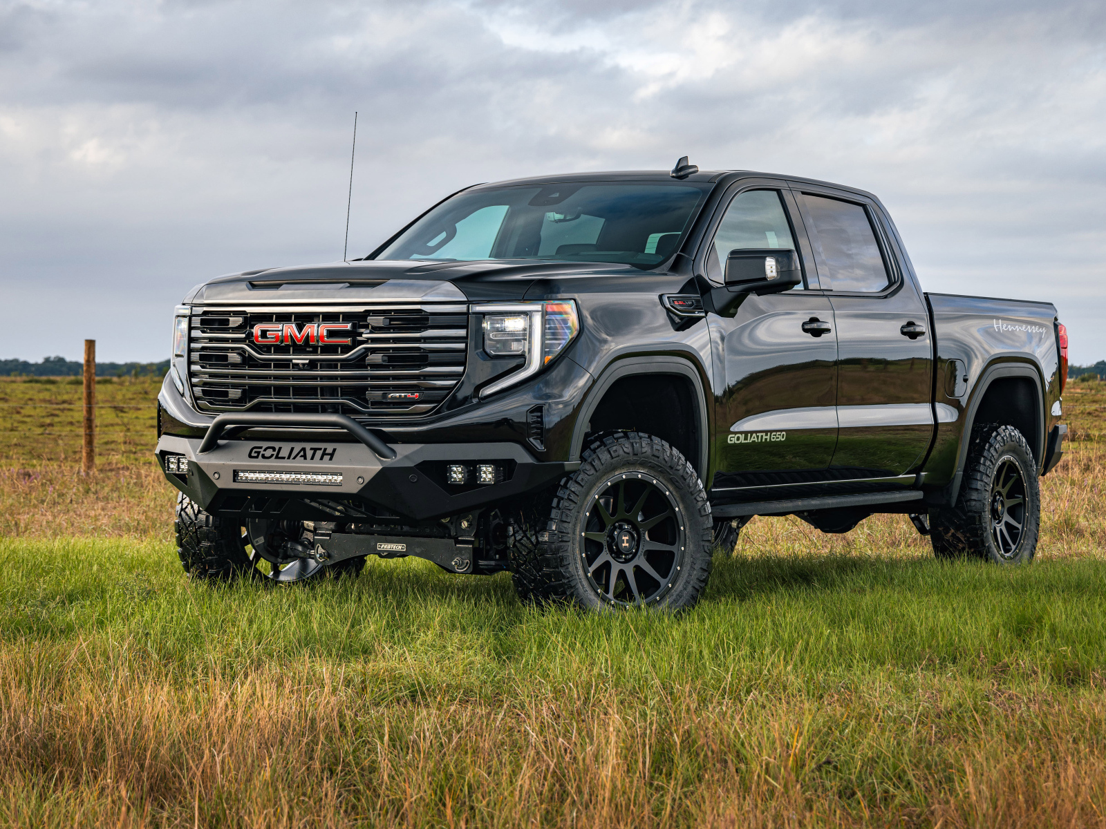 Большой черный пикап Hennessey Sierra Goliath 650 Off-Road