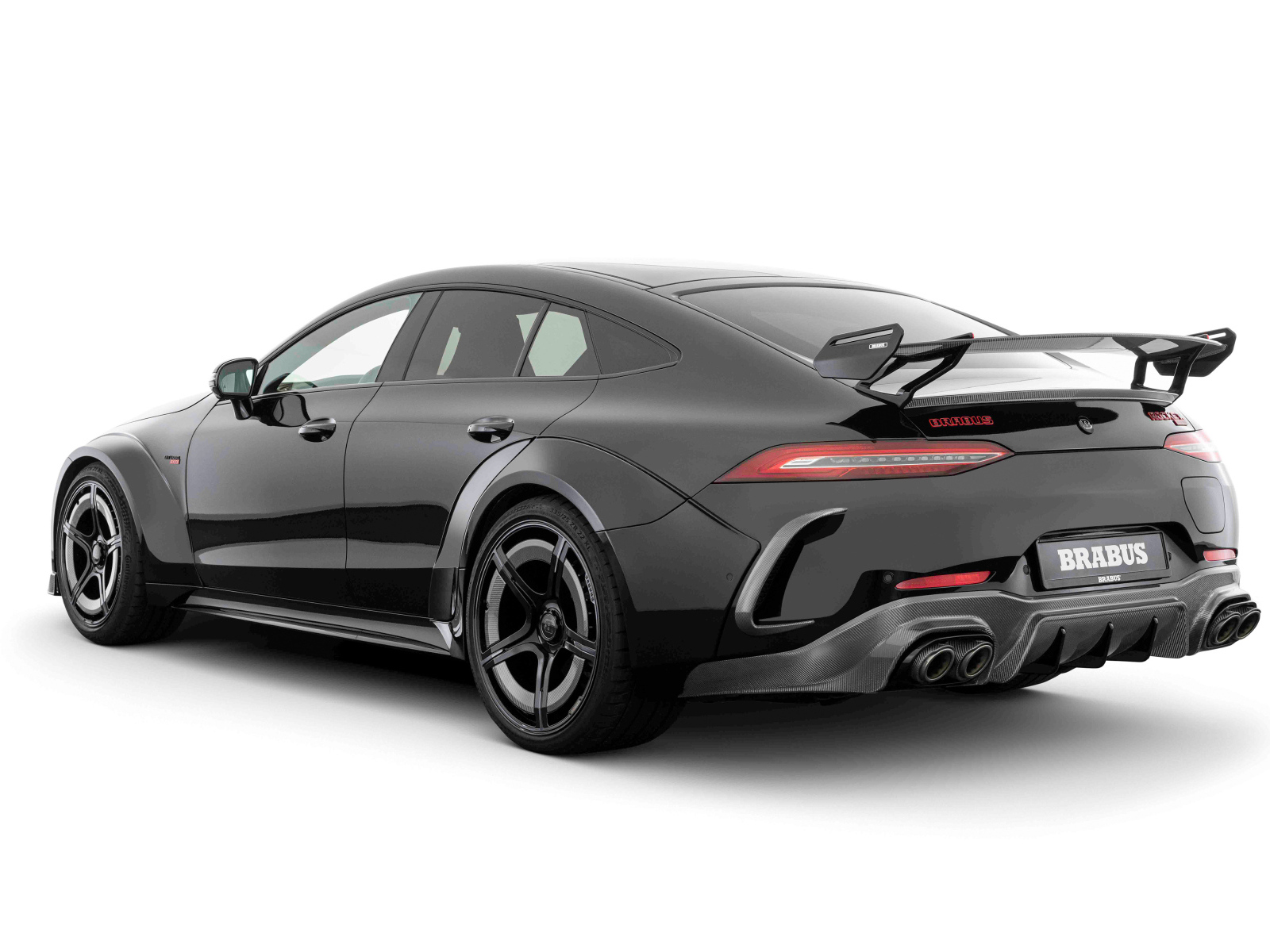 Вид сзади на автомобиль Brabus Rocket 1000 2024 года на белом фоне