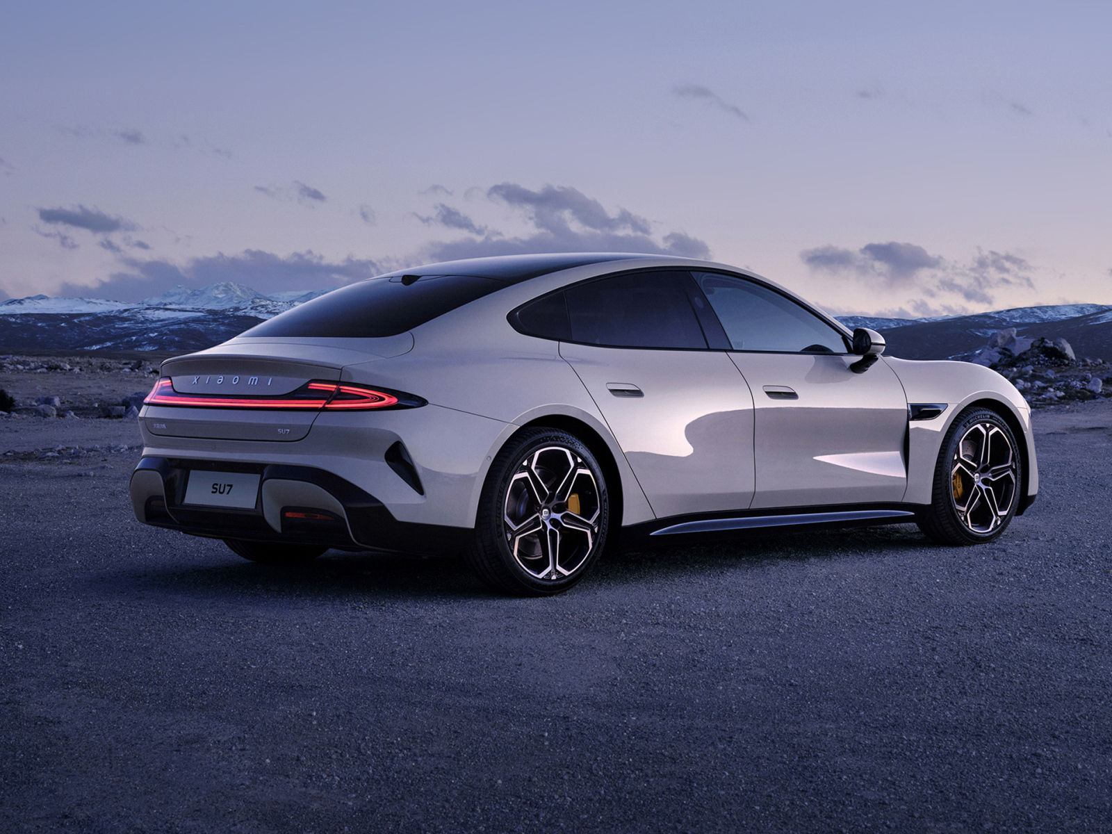 Автомобиль Xiaomi SU7 2024 года вид сзади