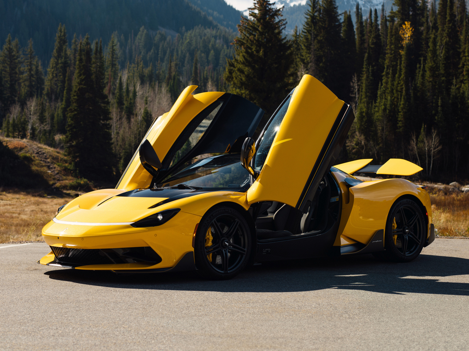 Желтый автомобиль Pininfarina Battista Furiosa Package  с открытыми дверями