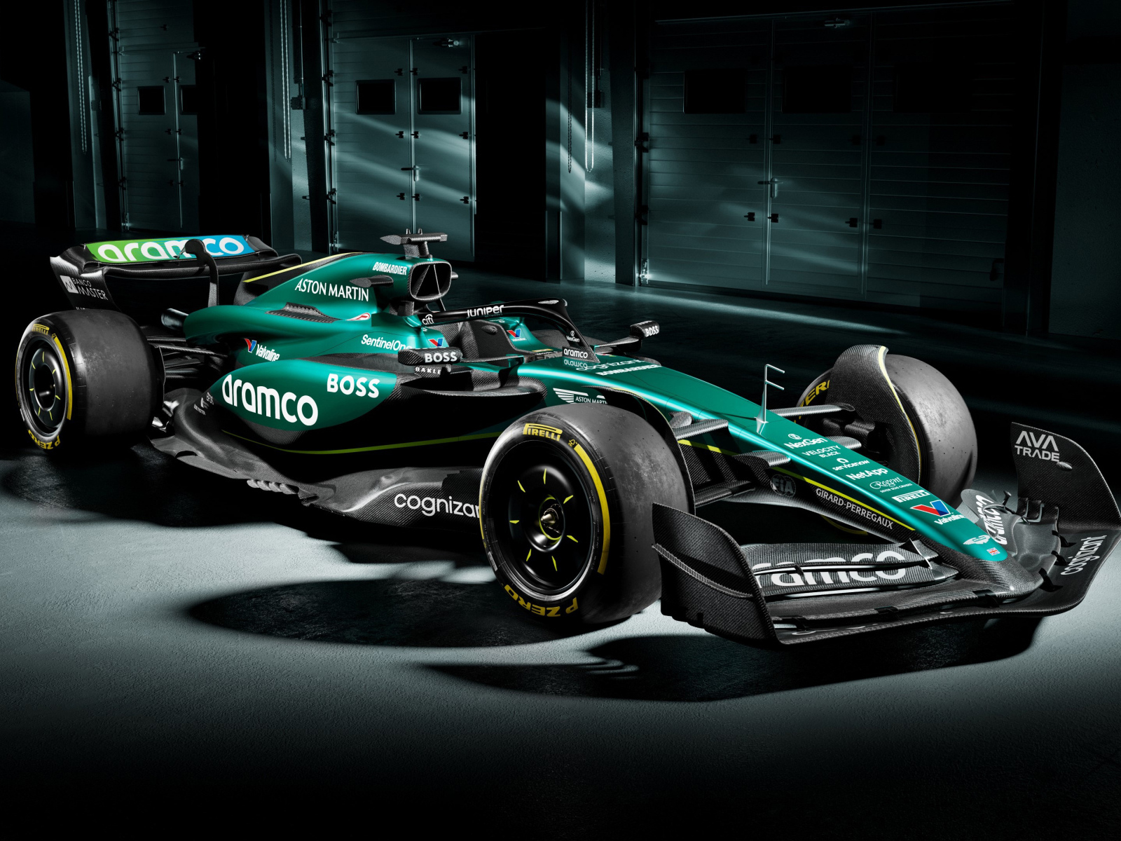 Большой гоночный автомобиль Aston Martin AMR24 2024 года