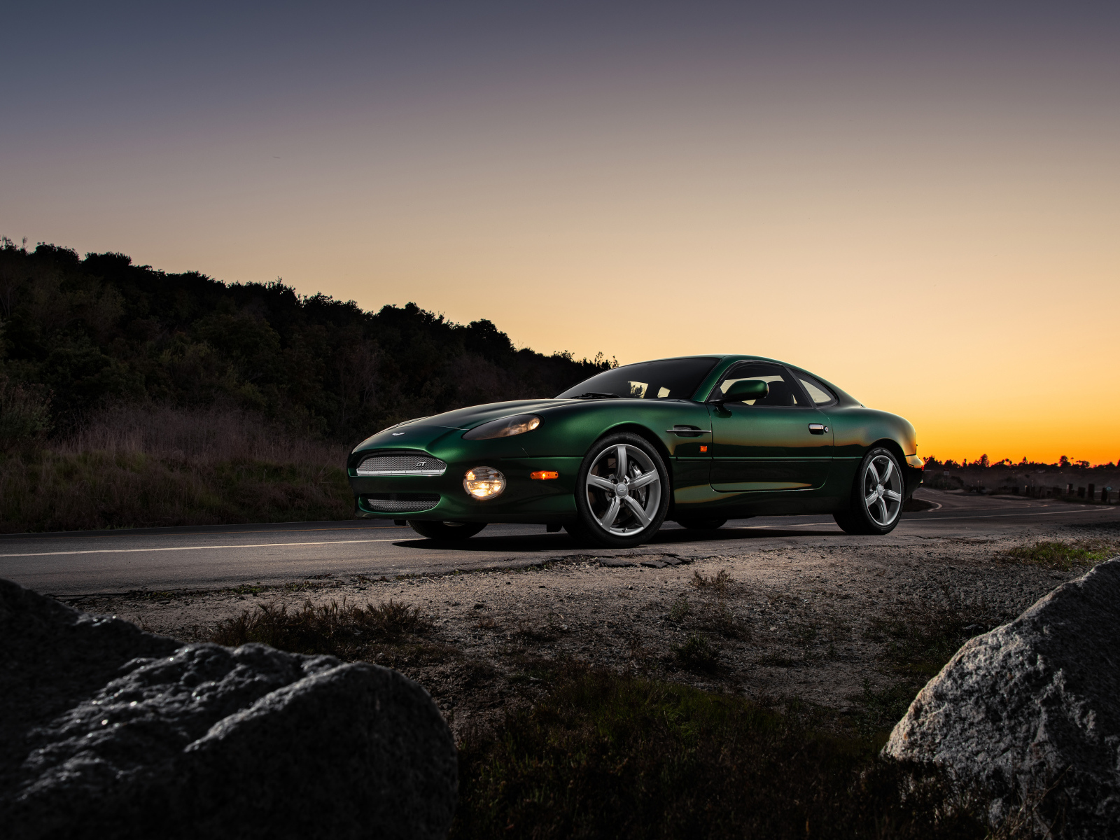 Автомобиль Aston Martin DB7 GT на фоне заката