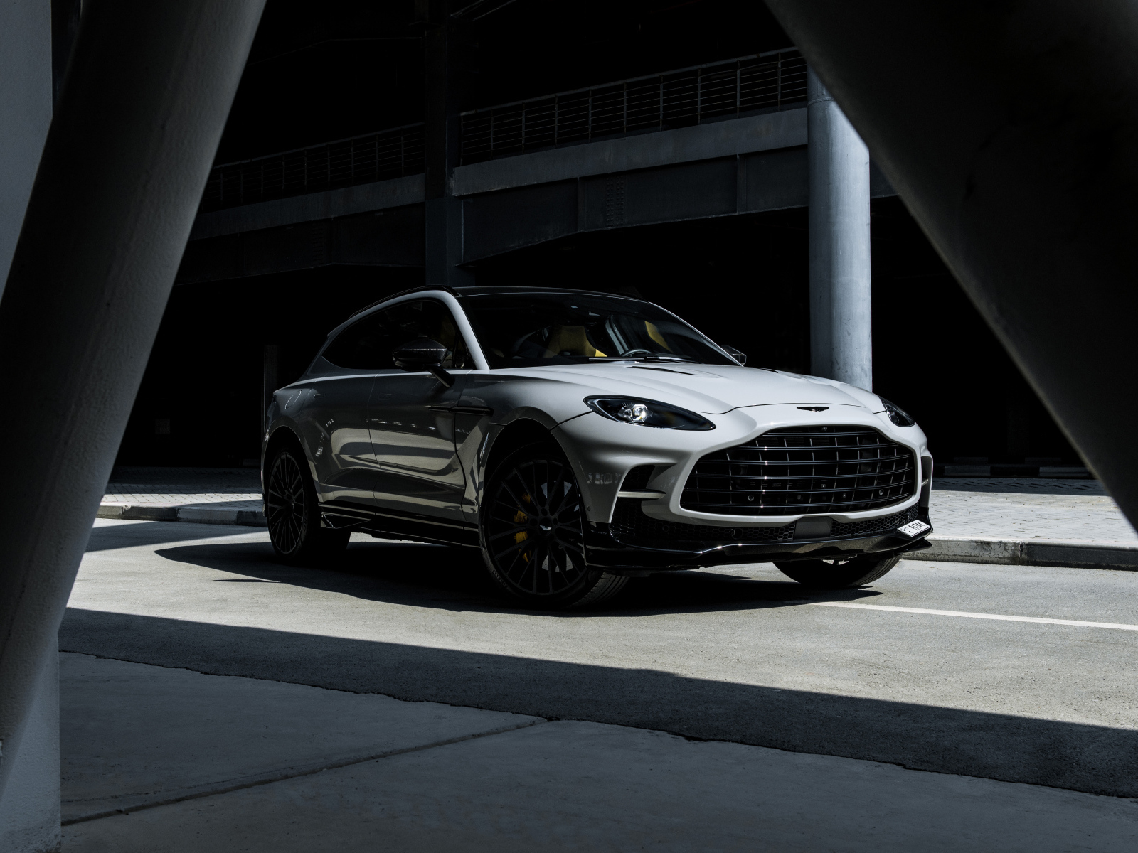 Автомобиль Aston Martin DBX707
