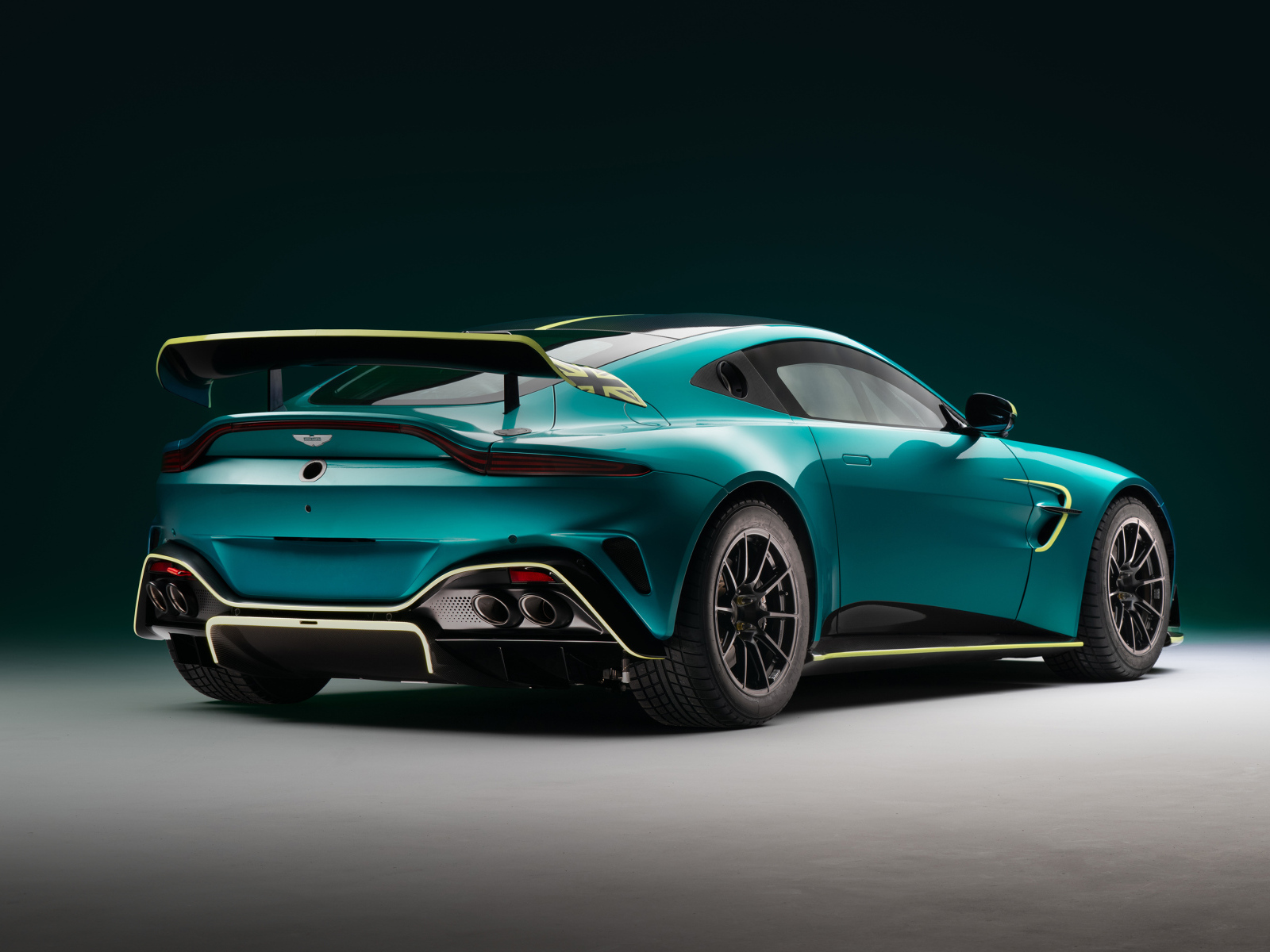Вид сзади на автомобиль Aston Martin Vantage GT4 2024 года