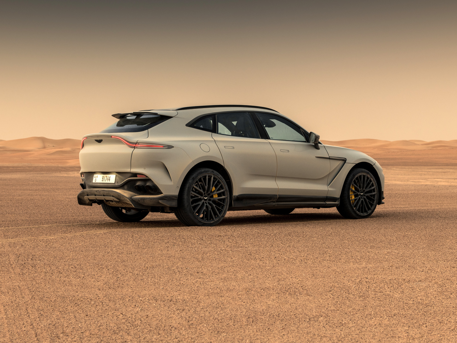 Вид сзади на внедорожник Aston Martin DBX707