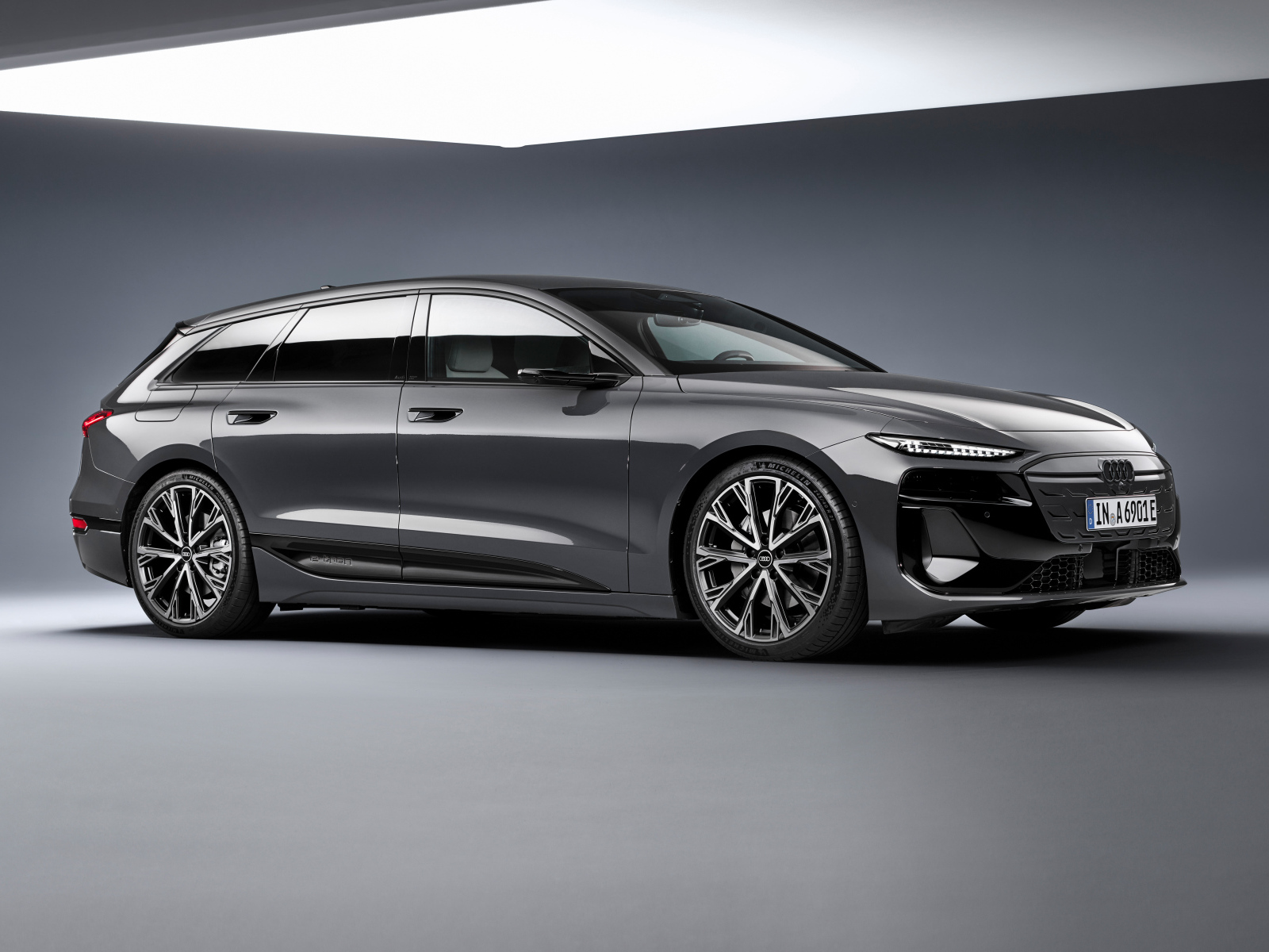 Серый автомобиль Audi A6 Avant e-tron S line 2024 года