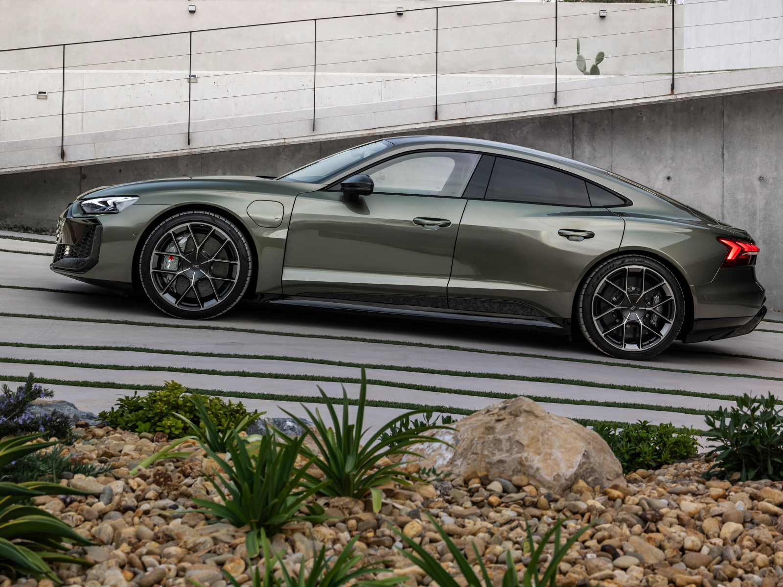 Вид сбоку на автомобиль Audi RS e-tron GT performance 2024 года