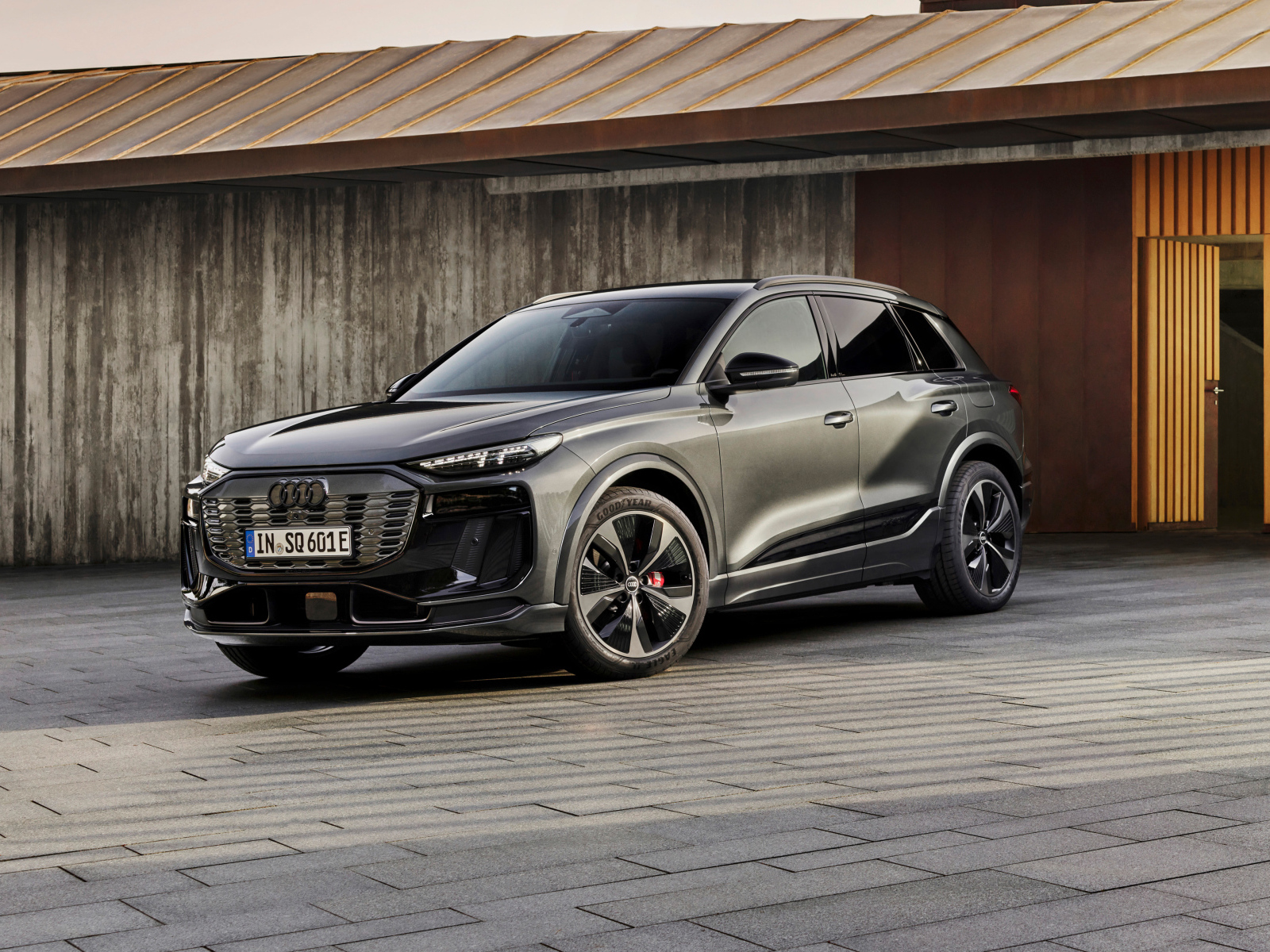 Автомобиль Audi SQ6 E-Tron 2024 года у стены
