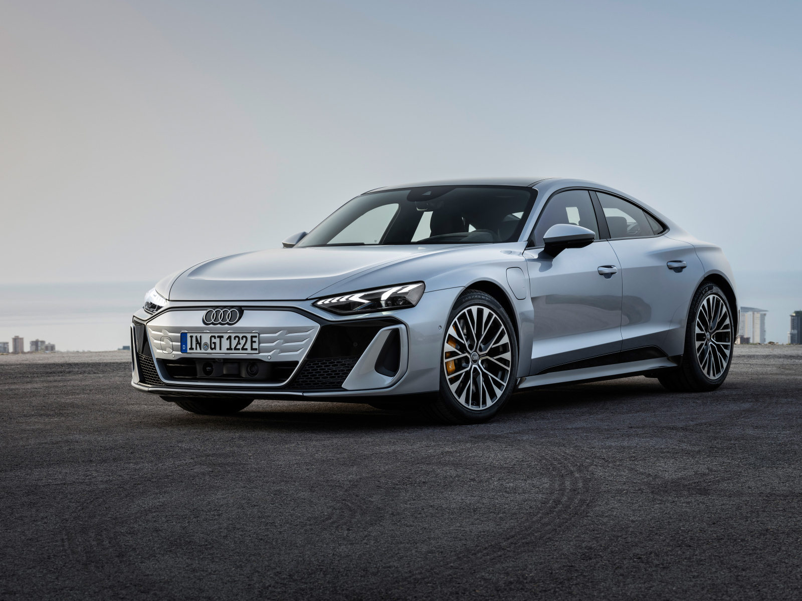 Серебристый автомобиль Audi S e-tron GT 2024 года