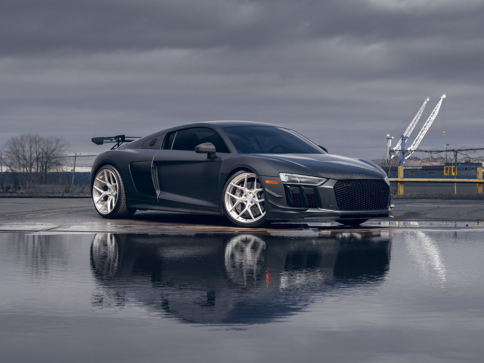 Автомобиль Audi R8 Velgen Wheels у воды