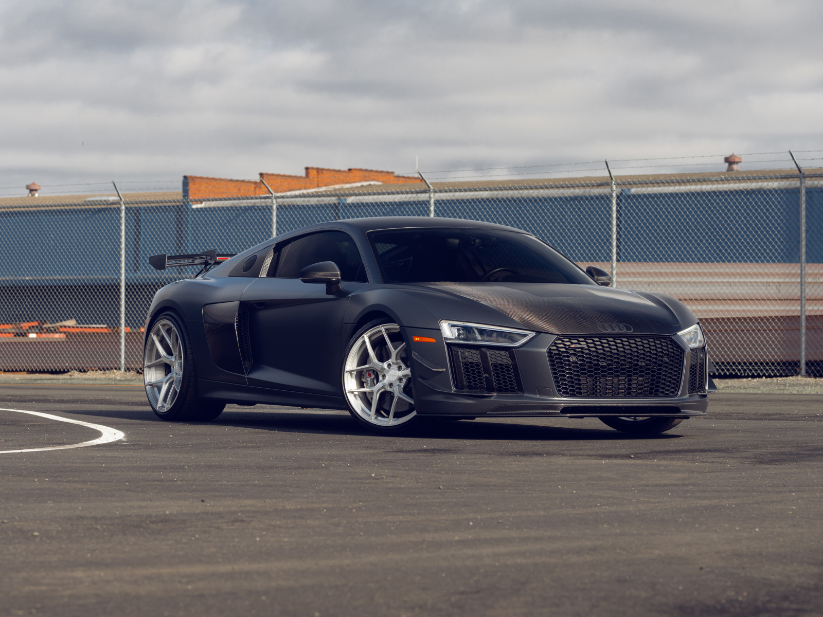 Быстрый стильный автомобиль Audi R8 Velgen Wheels