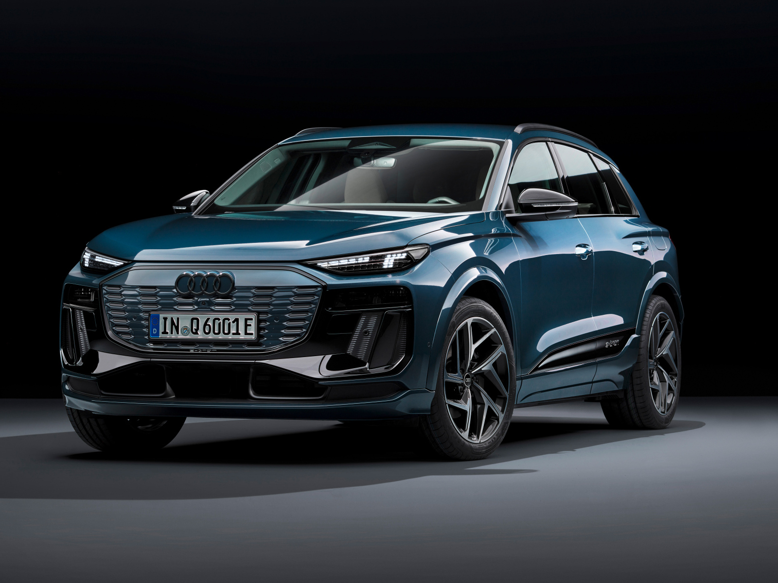 Вид спереди на автомобиль Audi Q6 E-Tron Quattro S Line 2024 года