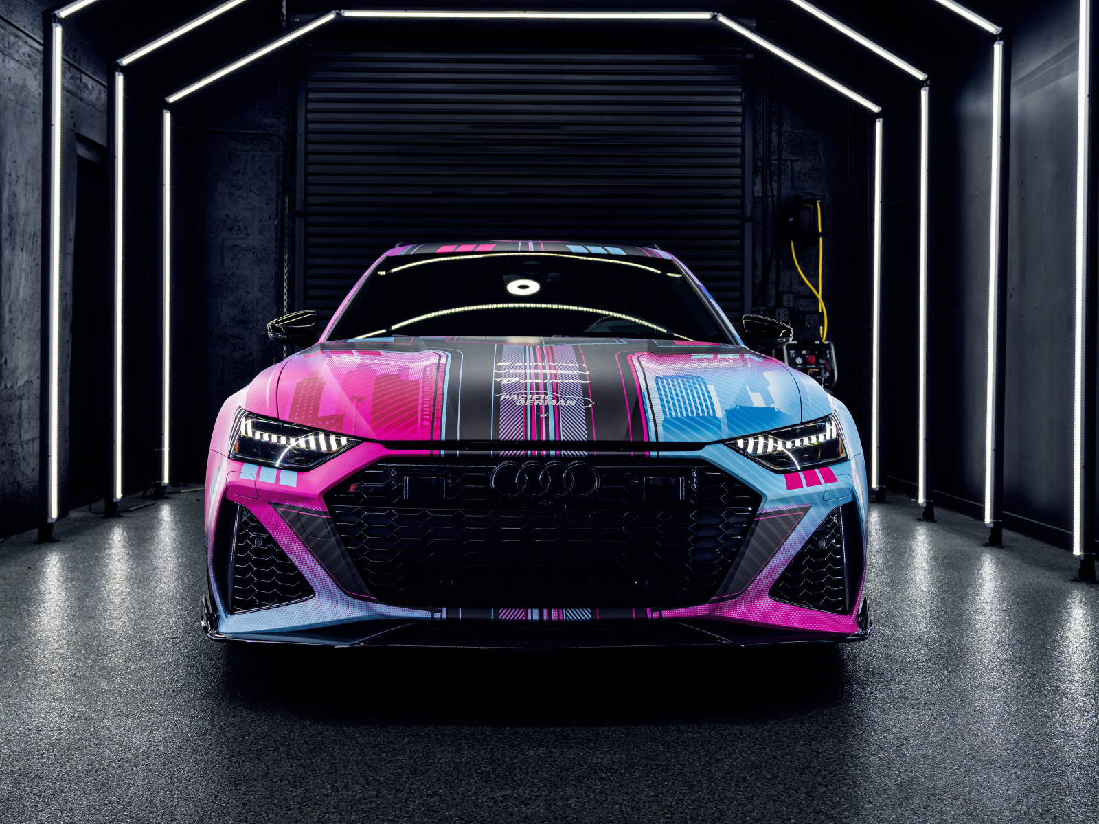 Разноцветный автомобиль Audi RS6  вид спереди