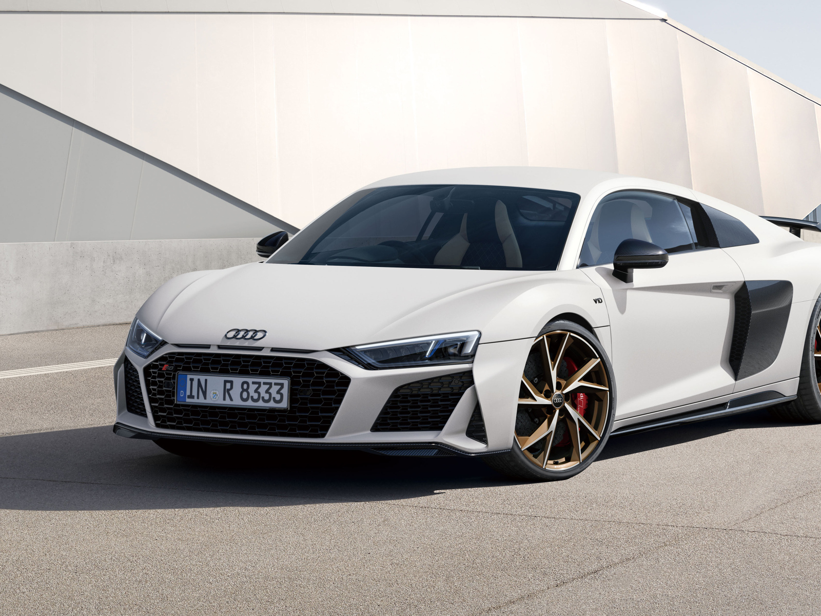 Белый автомобиль Audi R8 V10