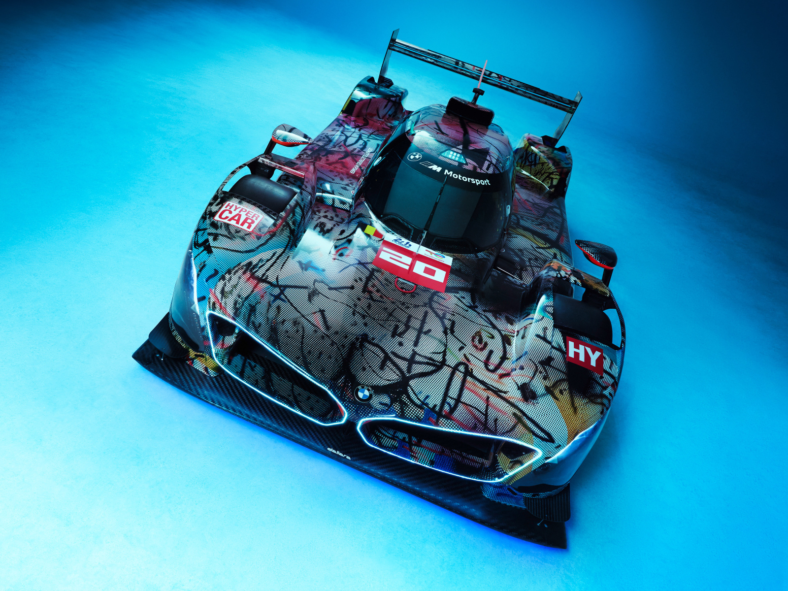 Автомобиль BMW Art Car By Julie Mehretu на голубом фоне