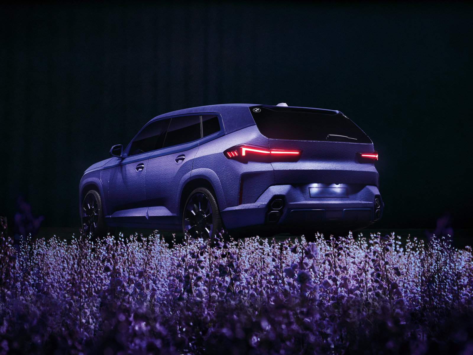 Автомобиль BMW XM Mystique Allure в цветах лаванды вид сзади